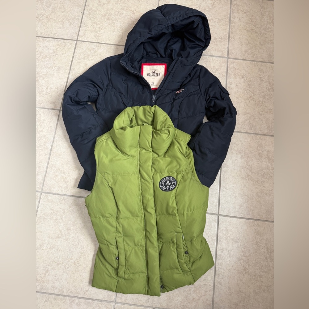 2 Jackets Down Abercrombie & Fitch and Hollister  Girls Puffer Down Vest. XS